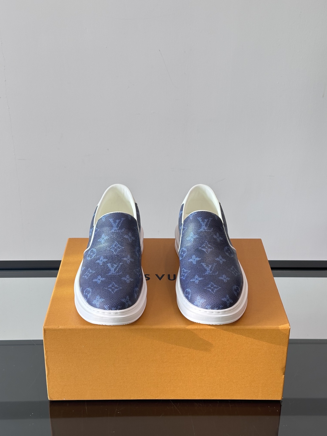 LOUIS VUITTON 路易威登 经典老花一脚登本款乐福鞋取材经典的 Damier GraPhite