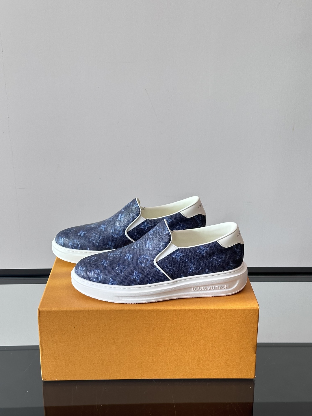 LOUIS VUITTON 路易威登 经典老花一脚登本款乐福鞋取材经典的 Damier GraPhite