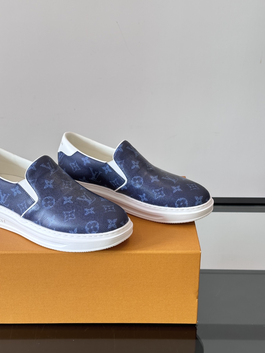 LOUIS VUITTON 路易威登 经典老花一脚登本款乐福鞋取材经典的 Damier GraPhite