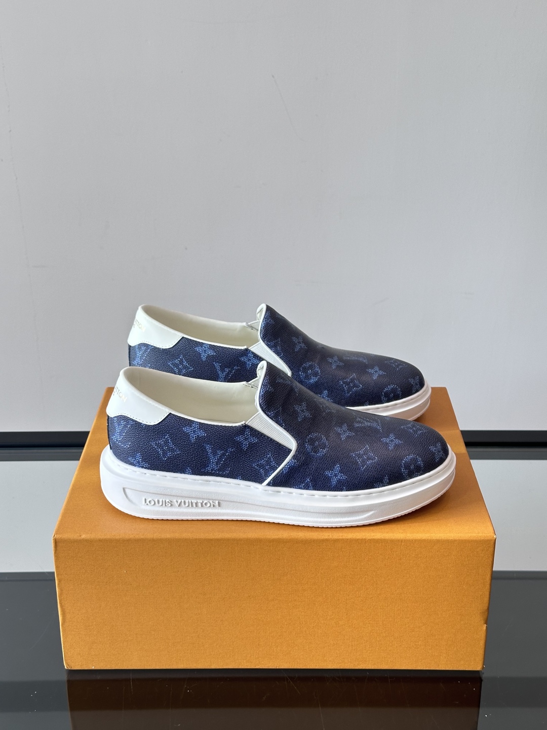 LOUIS VUITTON 路易威登 经典老花一脚登本款乐福鞋取材经典的 Damier GraPhite