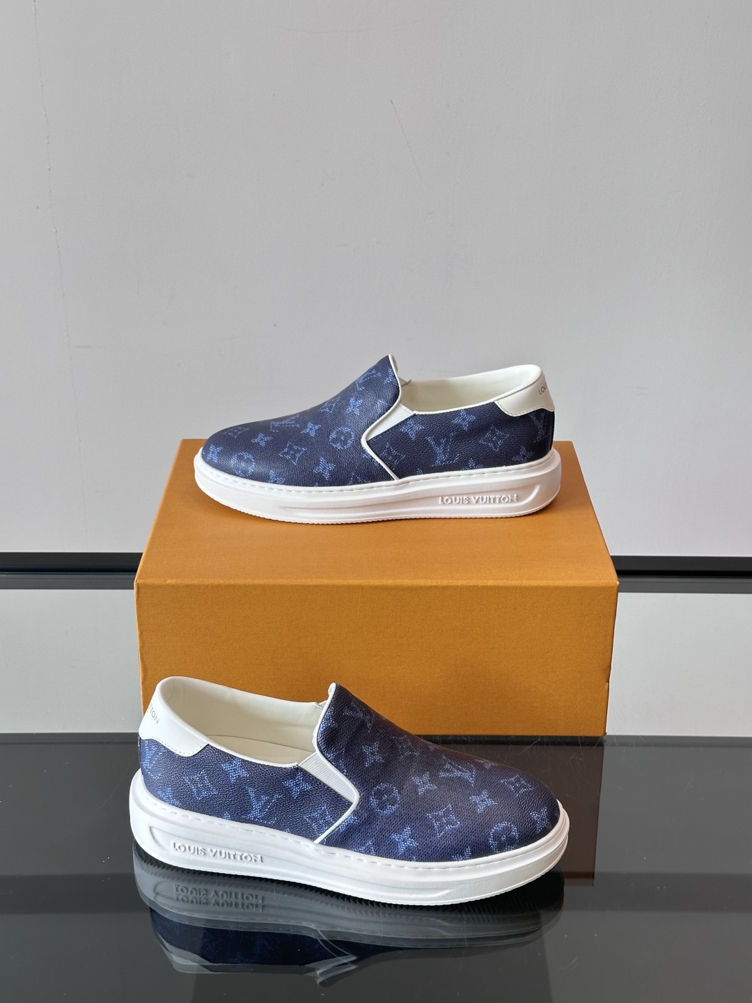 LOUIS VUITTON 路易威登 经典老花一脚登本款乐福鞋取材经典的 Damier GraPhite