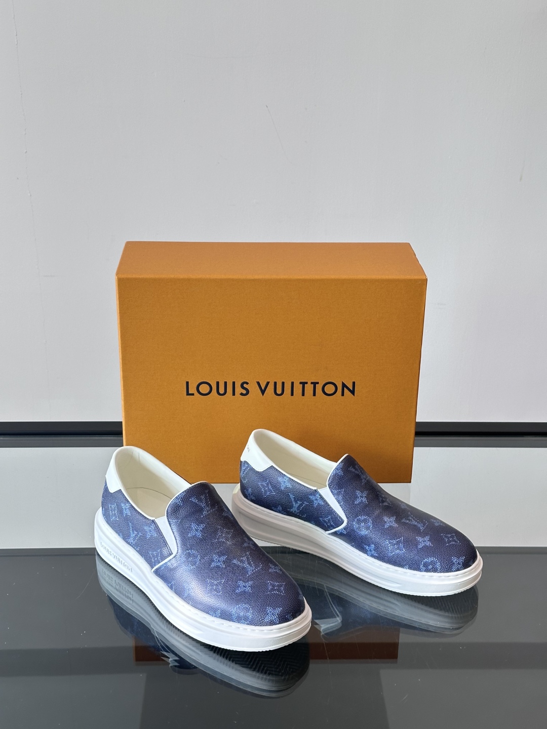LOUIS VUITTON 路易威登 经典老花一脚登本款乐福鞋取材经典的 Damier GraPhite