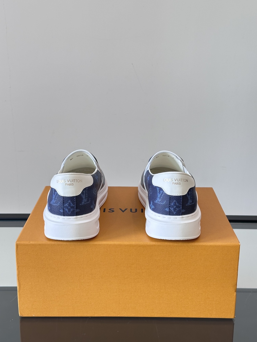 LOUIS VUITTON 路易威登 经典老花一脚登本款乐福鞋取材经典的 Damier GraPhite