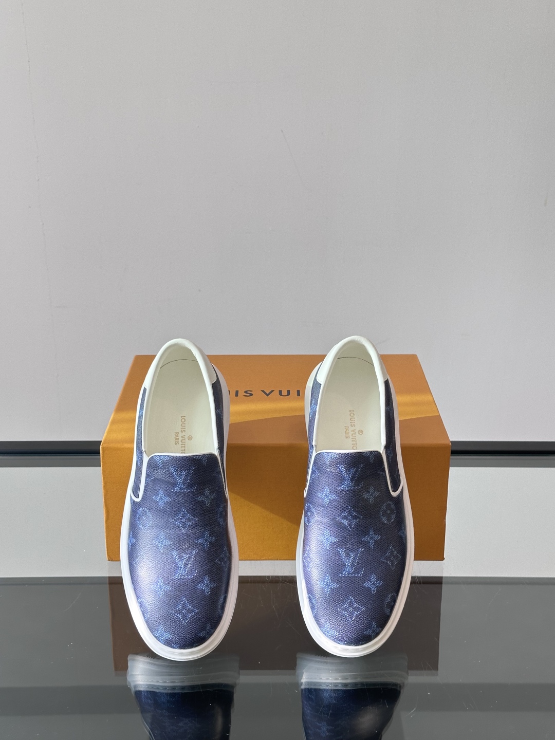LOUIS VUITTON 路易威登 经典老花一脚登本款乐福鞋取材经典的 Damier GraPhite