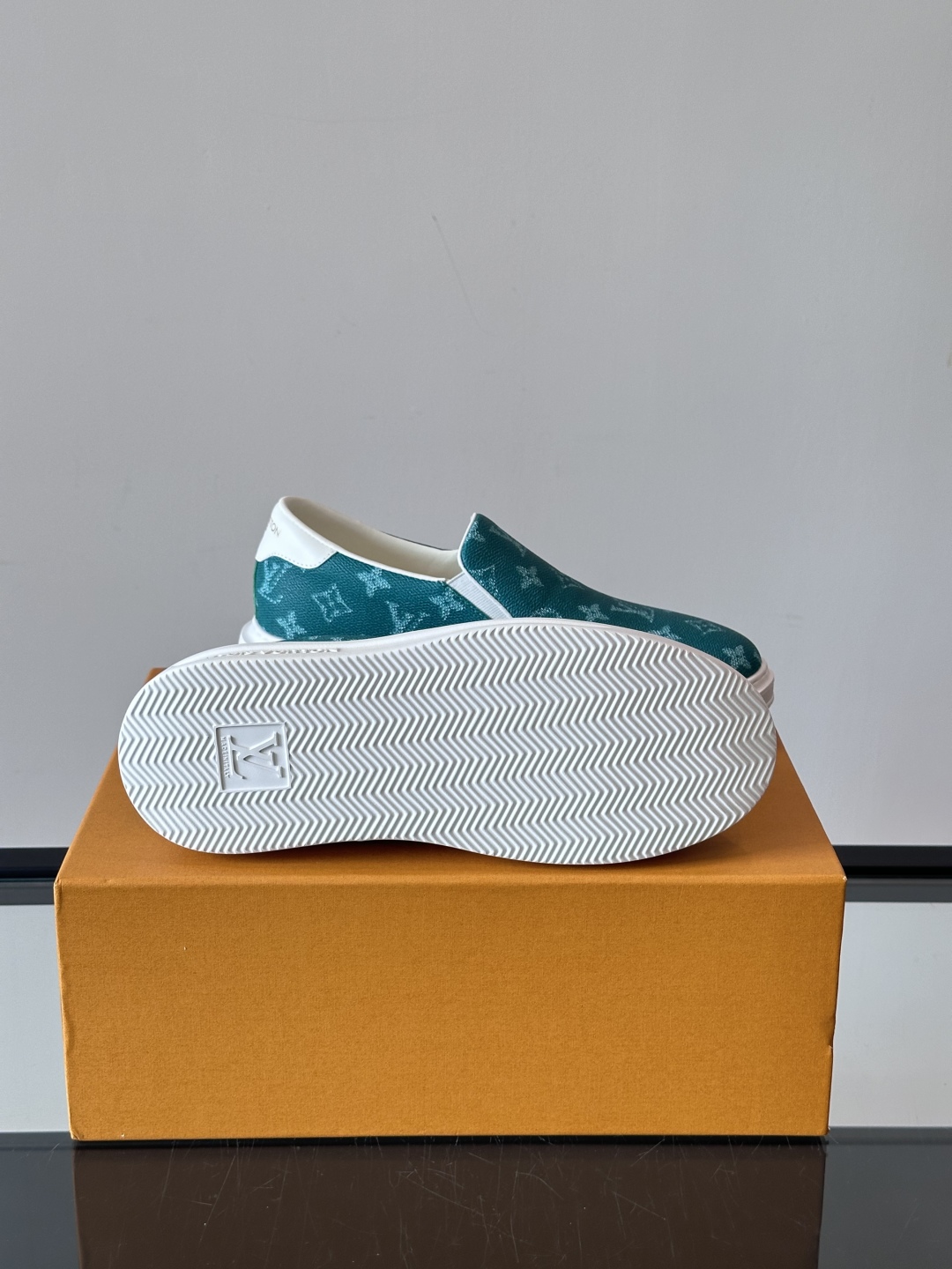 LOUIS VUITTON 路易威登 经典老花一脚登本款乐福鞋取材经典的 Damier GraPhite