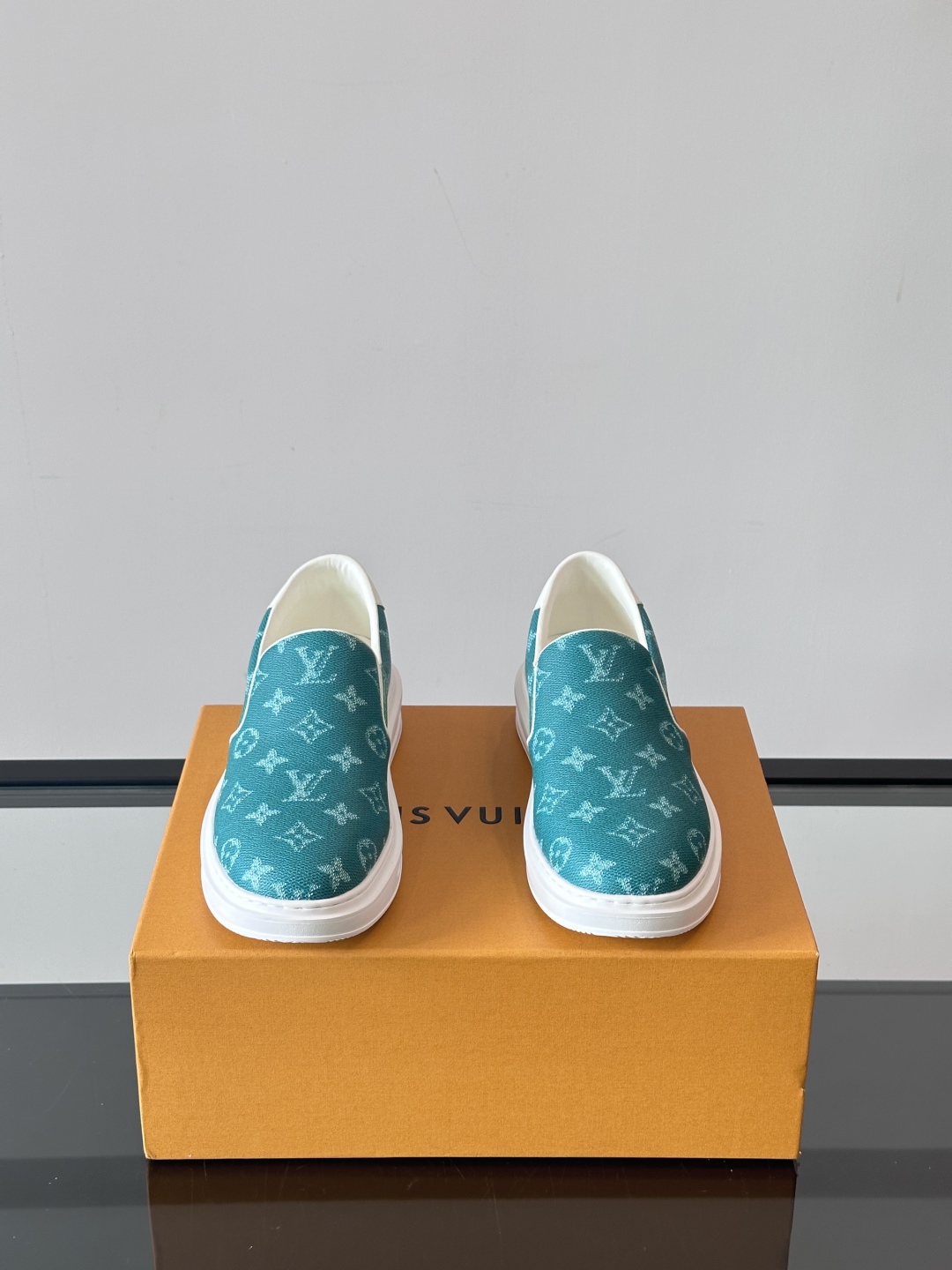 LOUIS VUITTON 路易威登 经典老花一脚登本款乐福鞋取材经典的 Damier GraPhite