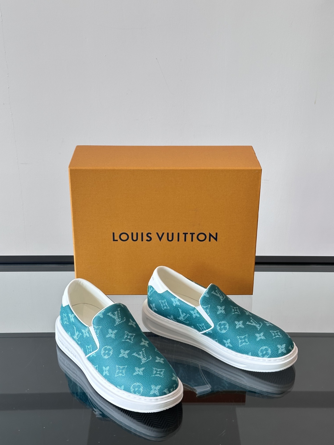 LOUIS VUITTON 路易威登 经典老花一脚登本款乐福鞋取材经典的 Damier GraPhite