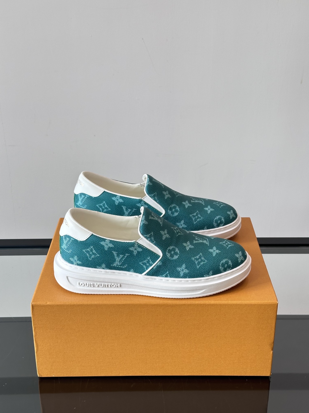 LOUIS VUITTON 路易威登 经典老花一脚登本款乐福鞋取材经典的 Damier GraPhite