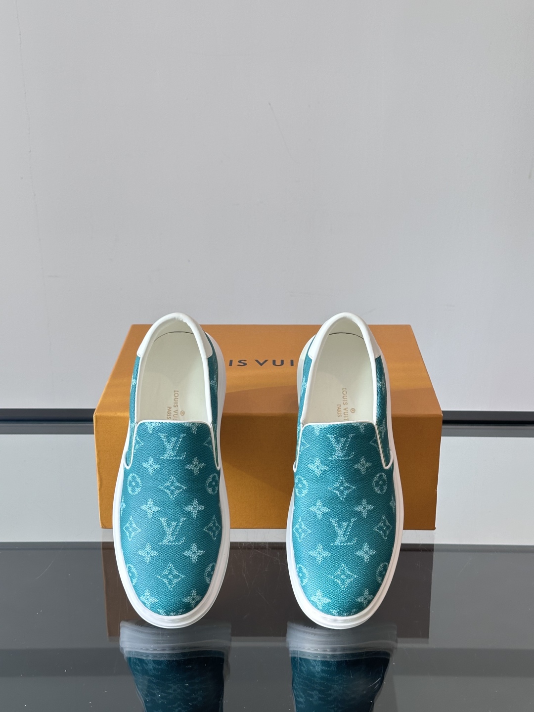 LOUIS VUITTON 路易威登 经典老花一脚登本款乐福鞋取材经典的 Damier GraPhite