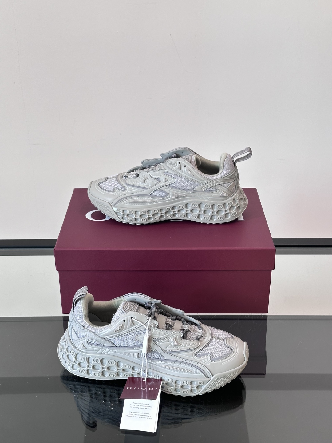 Gucci秀款男鞋 Cub3D科技感十足 脚感也很棒啊 这个设计真的很前卫。gucci新款运动鞋👟创新科