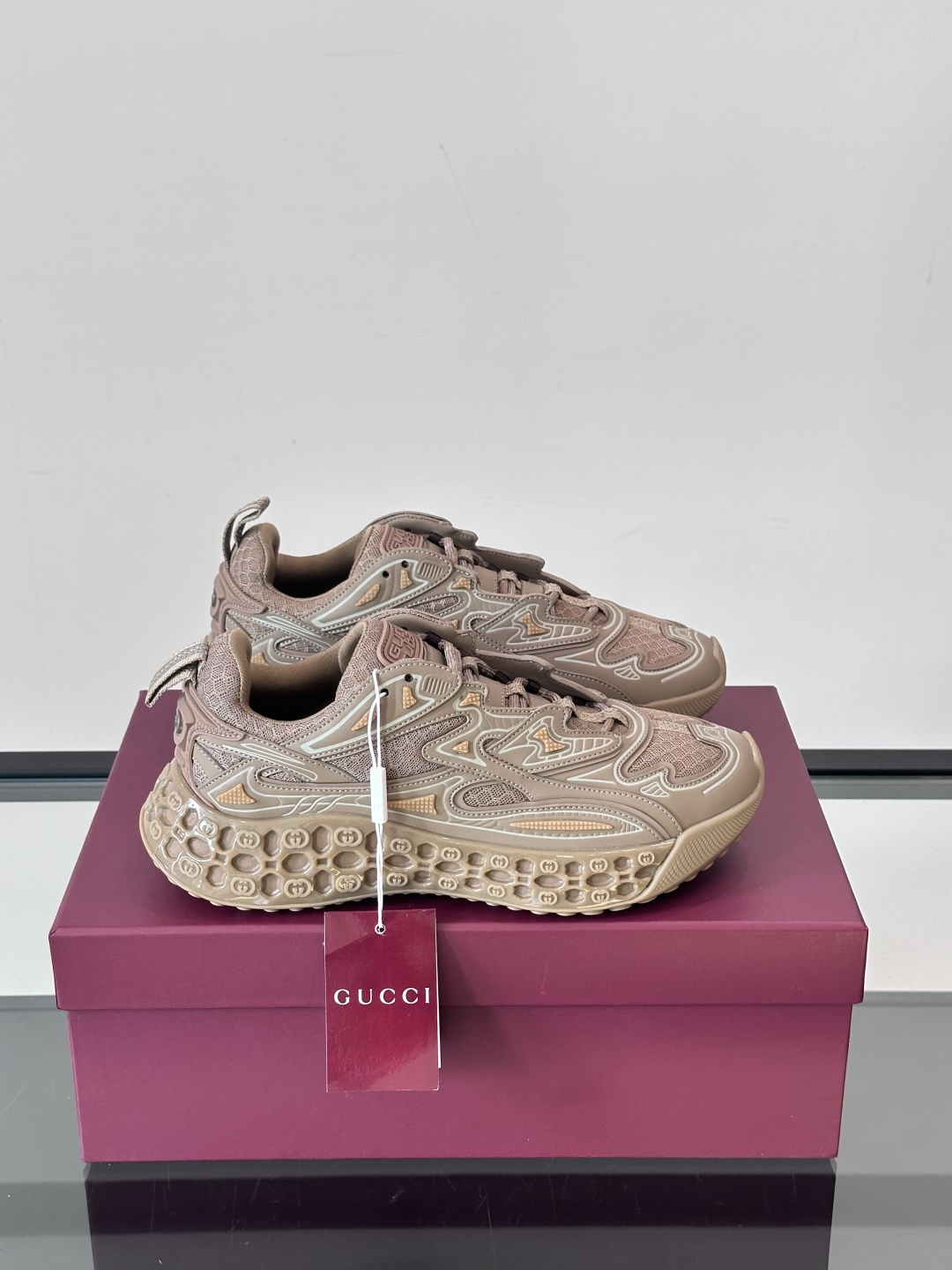 Gucci秀款男鞋 Cub3D科技感十足 脚感也很棒啊 这个设计真的很前卫。gucci新款运动鞋👟创新科
