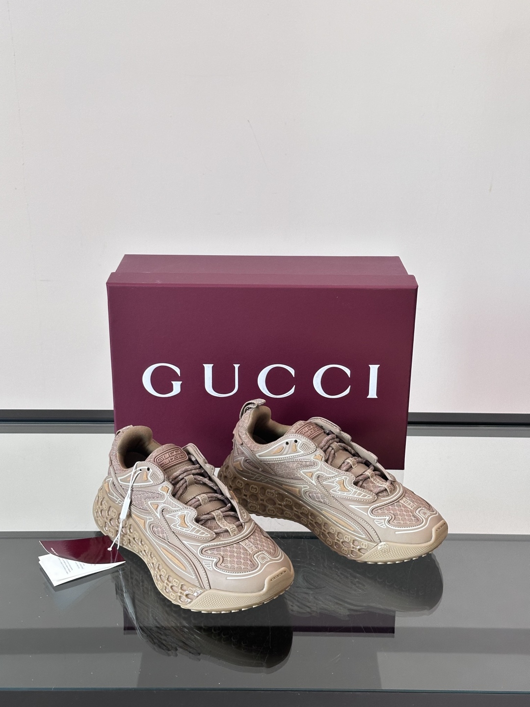 Gucci秀款男鞋 Cub3D科技感十足 脚感也很棒啊 这个设计真的很前卫。gucci新款运动鞋👟创新科