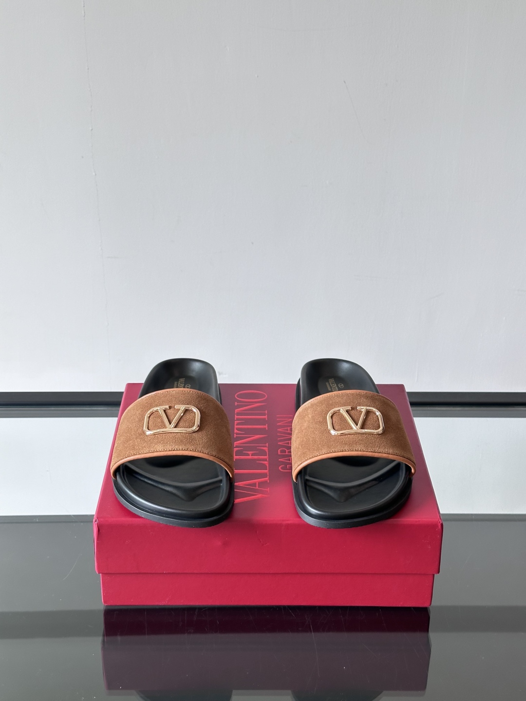  Valentino 华伦天奴官网同步最新款拖鞋🩴  实用又有质感·百搭适用任何场合、越看越有味道。纯手