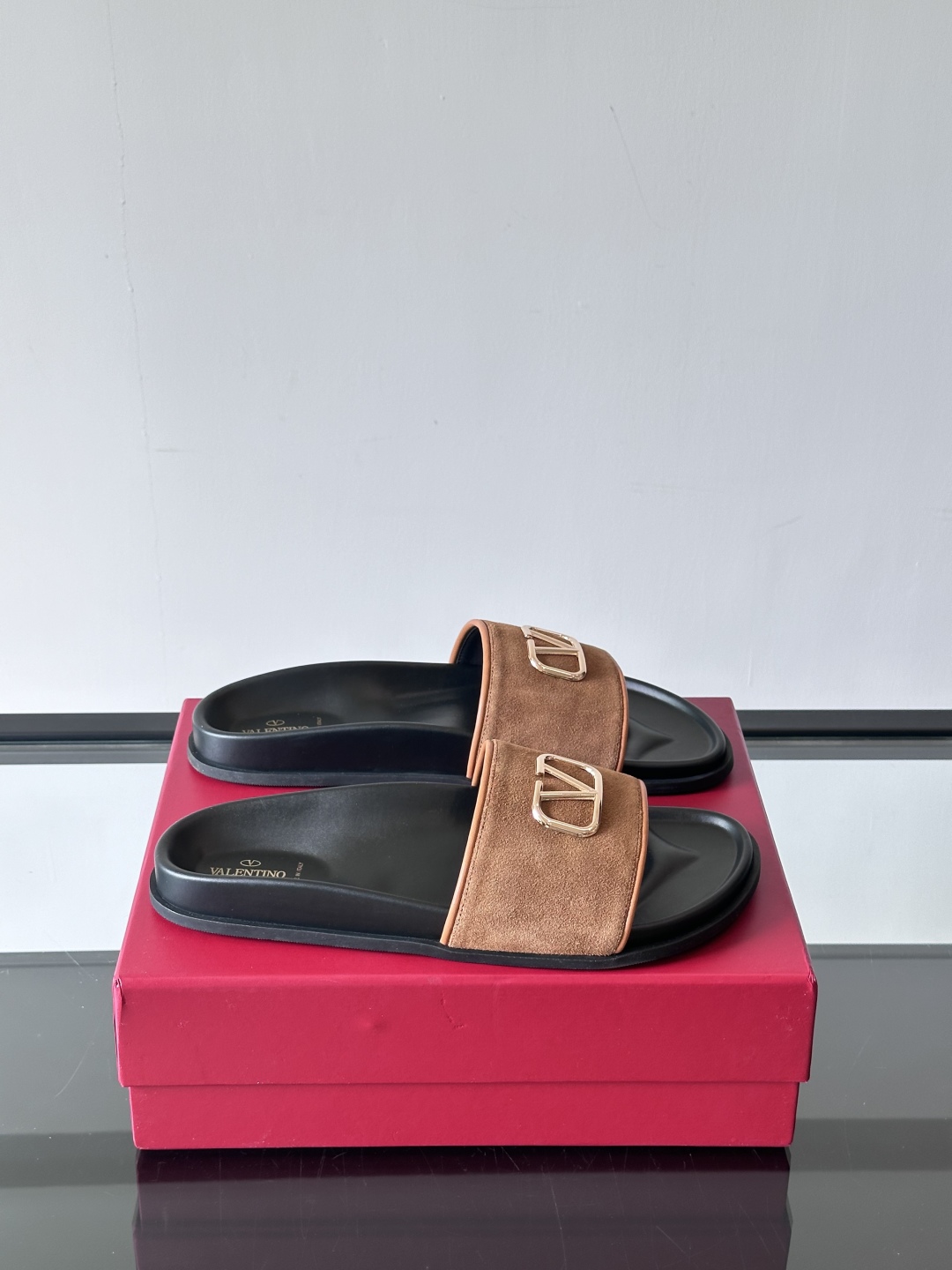  Valentino 华伦天奴官网同步最新款拖鞋🩴  实用又有质感·百搭适用任何场合、越看越有味道。纯手