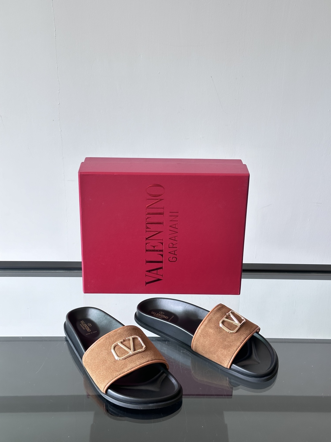  Valentino 华伦天奴官网同步最新款拖鞋🩴  实用又有质感·百搭适用任何场合、越看越有味道。纯手