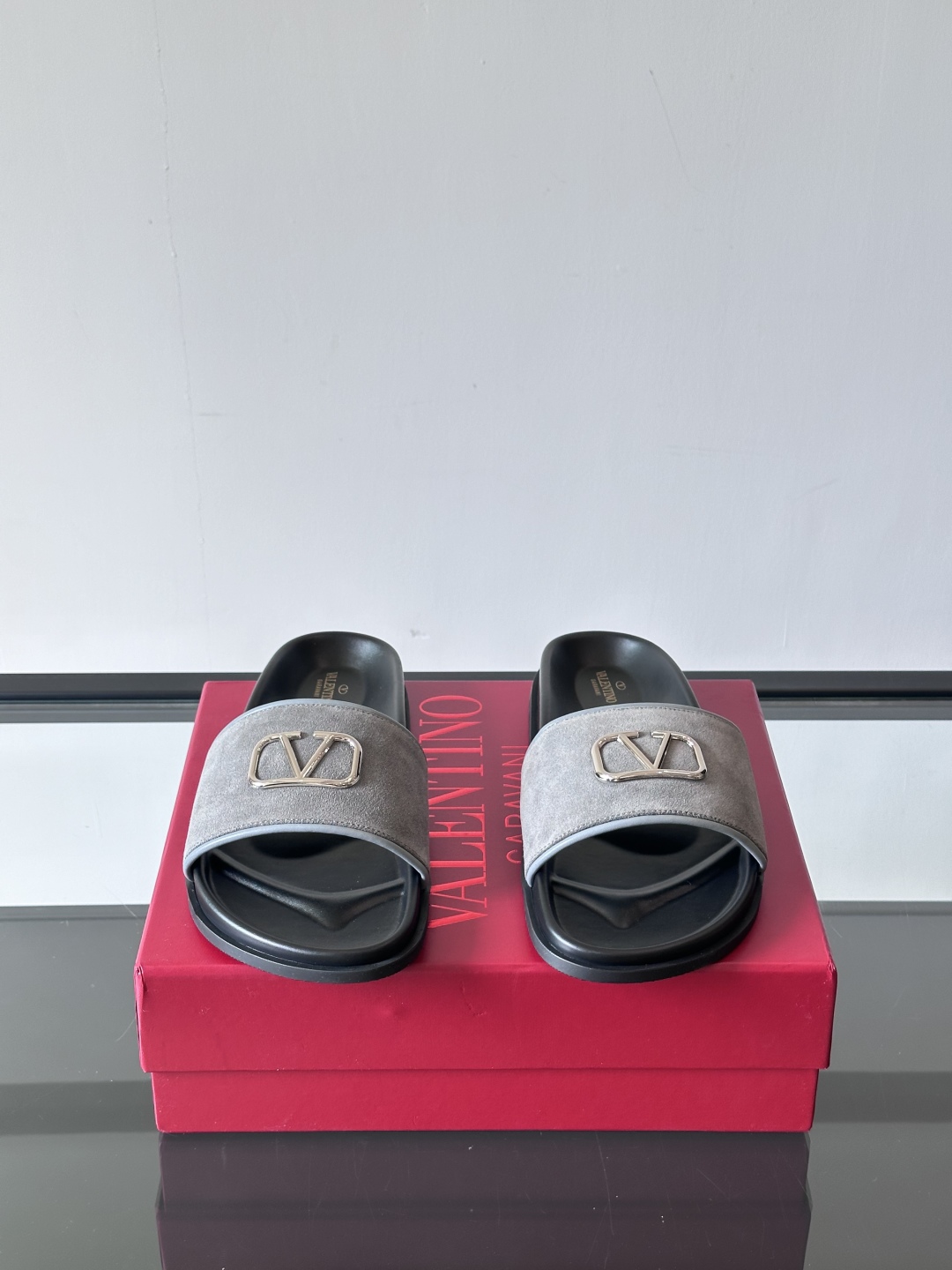  Valentino 华伦天奴官网同步最新款拖鞋🩴  实用又有质感·百搭适用任何场合、越看越有味道。纯手