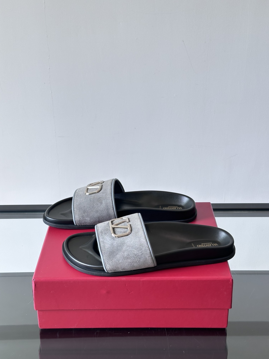  Valentino 华伦天奴官网同步最新款拖鞋🩴  实用又有质感·百搭适用任何场合、越看越有味道。纯手