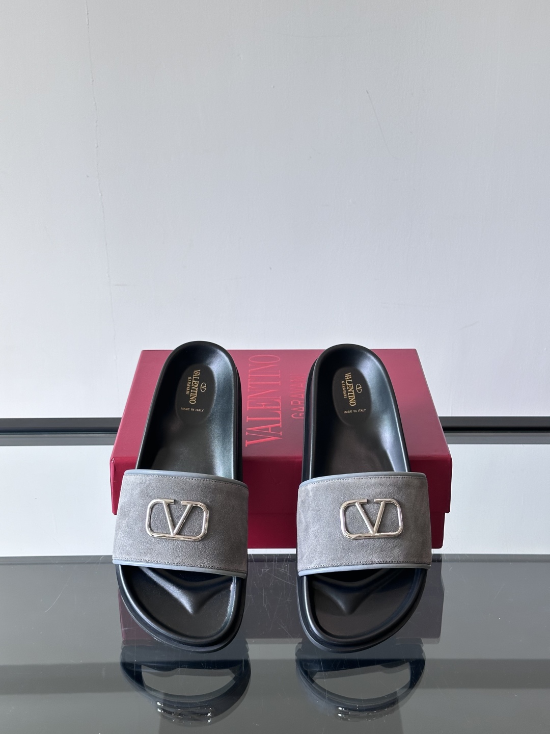  Valentino 华伦天奴官网同步最新款拖鞋🩴  实用又有质感·百搭适用任何场合、越看越有味道。纯手