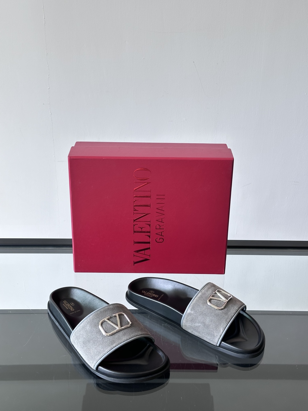  Valentino 华伦天奴官网同步最新款拖鞋🩴  实用又有质感·百搭适用任何场合、越看越有味道。纯手