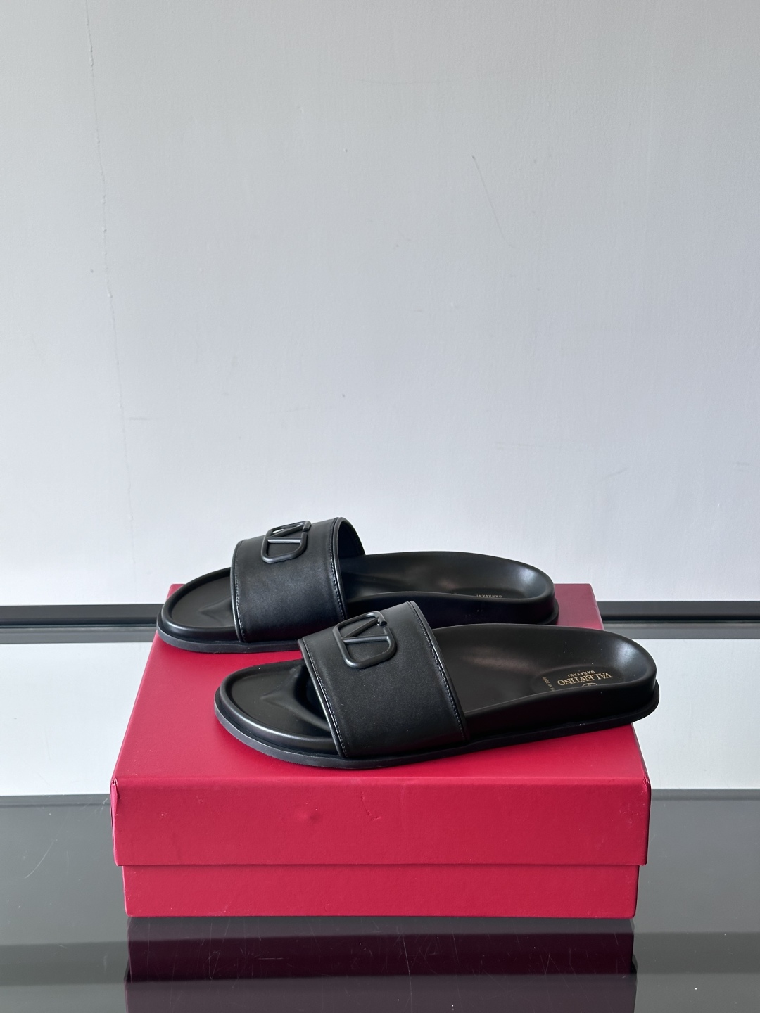  Valentino 华伦天奴官网同步最新款拖鞋🩴  实用又有质感·百搭适用任何场合、越看越有味道。纯手