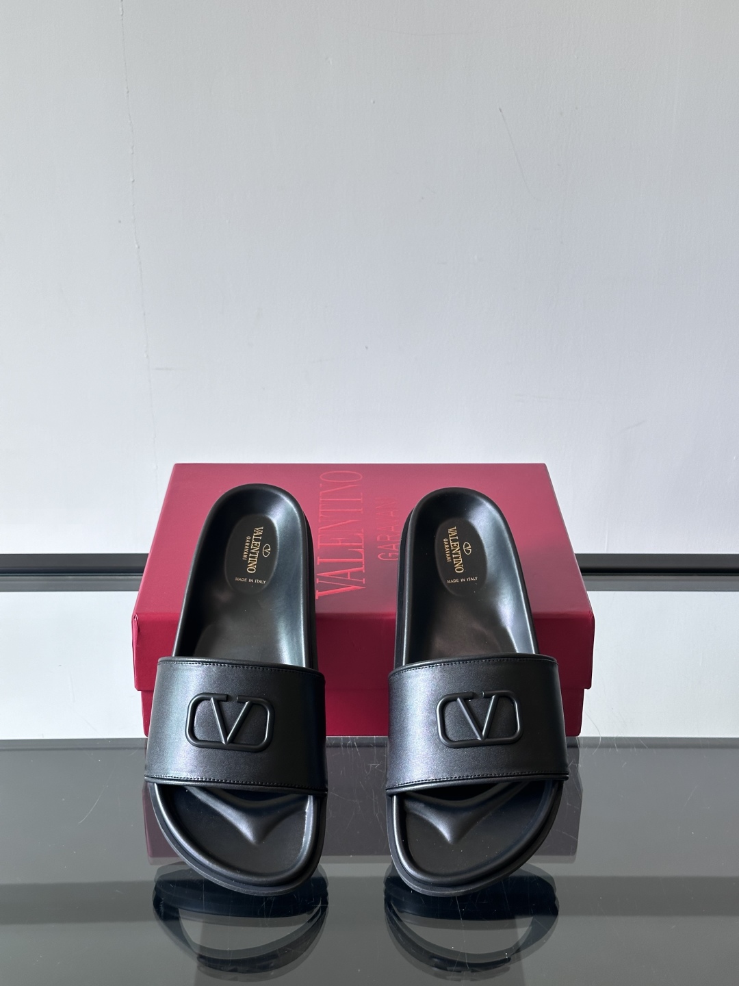  Valentino 华伦天奴官网同步最新款拖鞋🩴  实用又有质感·百搭适用任何场合、越看越有味道。纯手