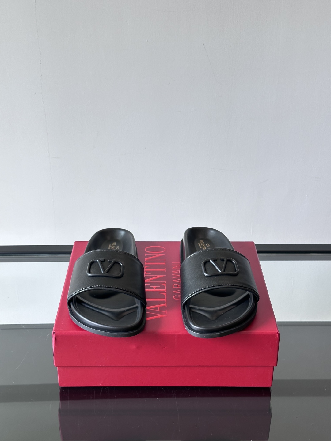  Valentino 华伦天奴官网同步最新款拖鞋🩴  实用又有质感·百搭适用任何场合、越看越有味道。纯手