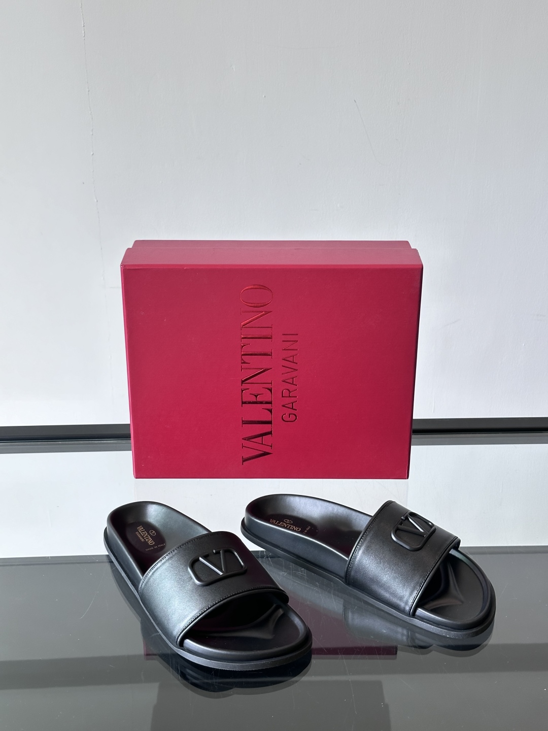  Valentino 华伦天奴官网同步最新款拖鞋🩴  实用又有质感·百搭适用任何场合、越看越有味道。纯手