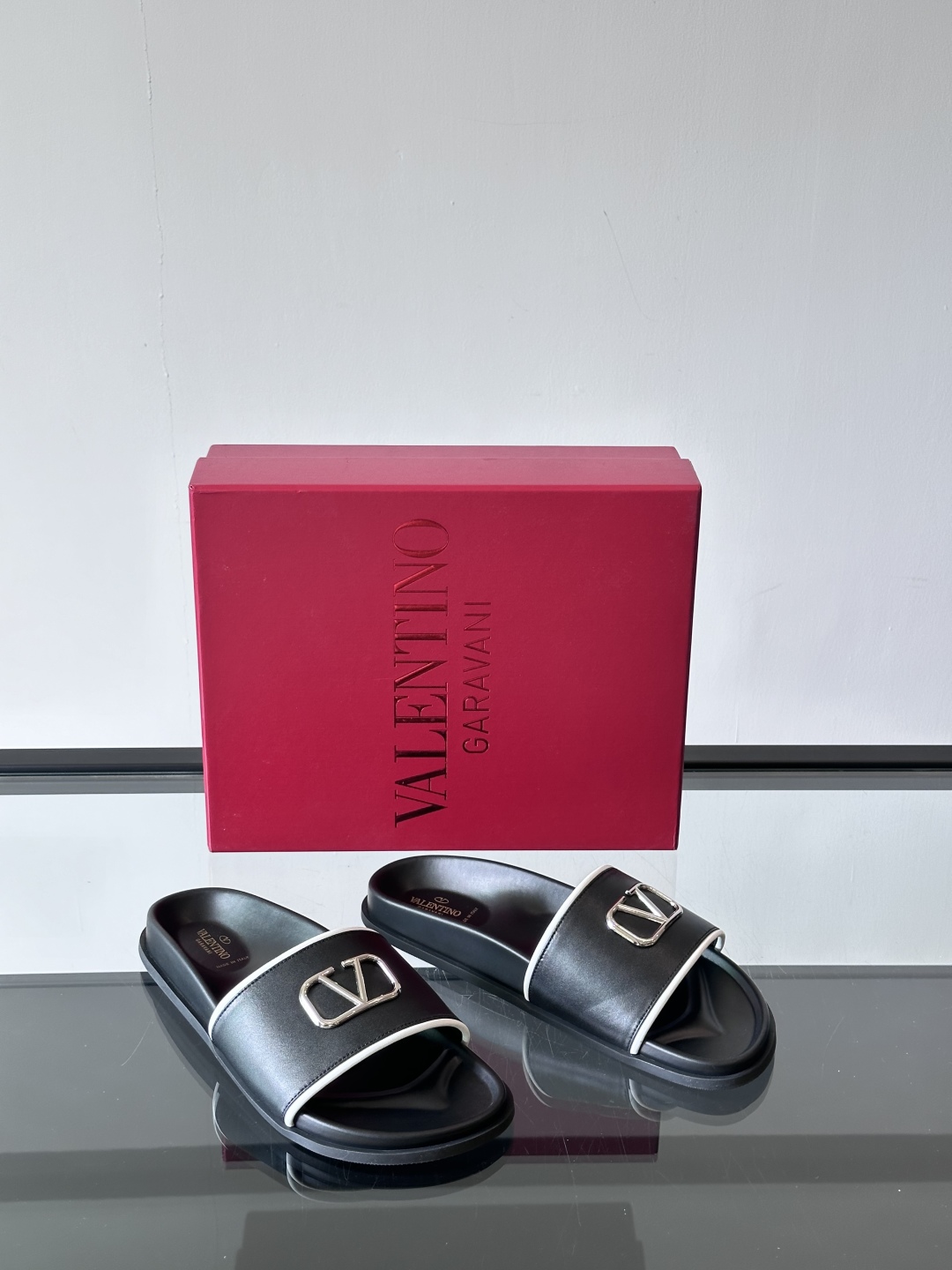  Valentino 华伦天奴官网同步最新款拖鞋🩴  实用又有质感·百搭适用任何场合、越看越有味道。纯手