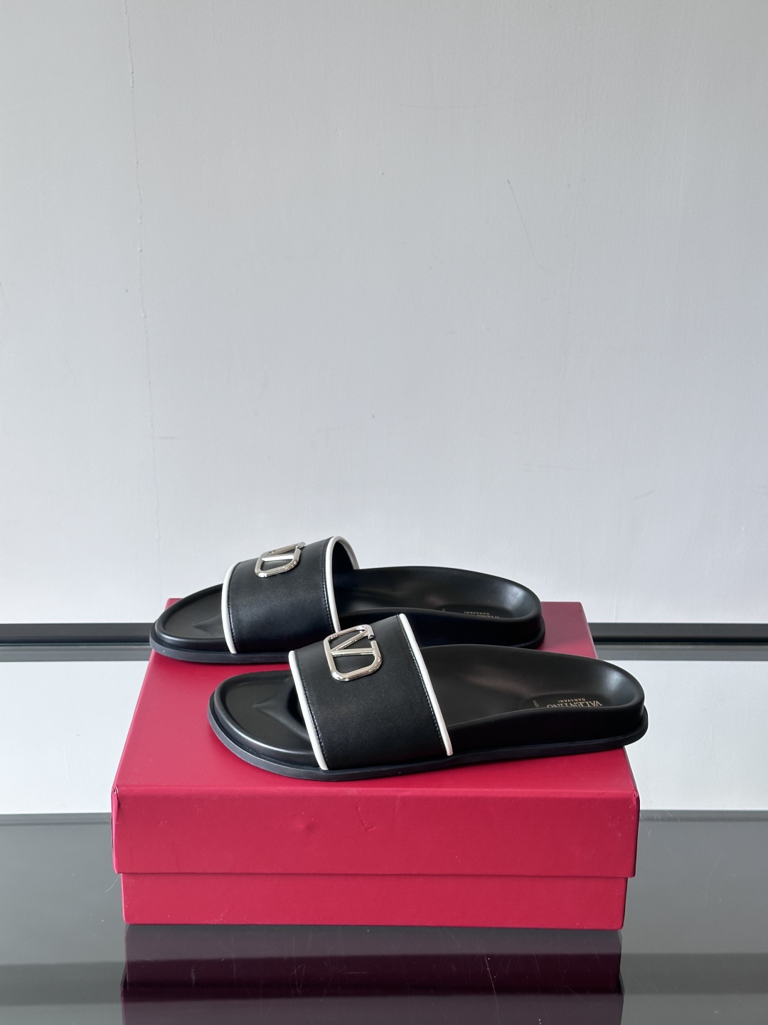  Valentino 华伦天奴官网同步最新款拖鞋🩴  实用又有质感·百搭适用任何场合、越看越有味道。纯手