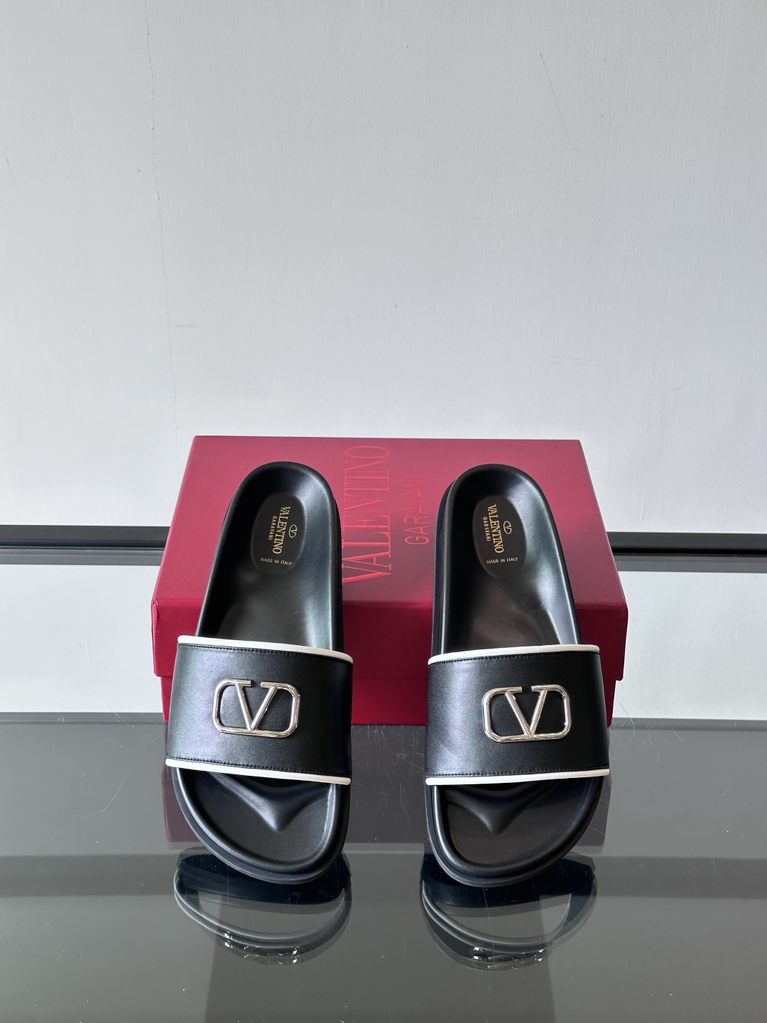  Valentino 华伦天奴官网同步最新款拖鞋🩴  实用又有质感·百搭适用任何场合、越看越有味道。纯手