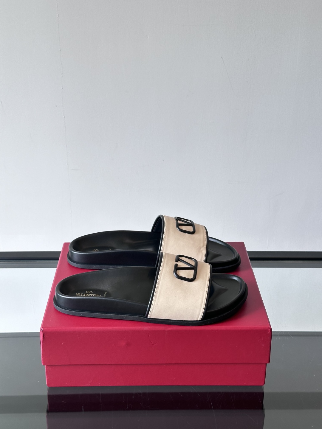 Valentino 华伦天奴官网同步最新款拖鞋🩴  实用又有质感·百搭适用任何场合、越看越有味道。纯手