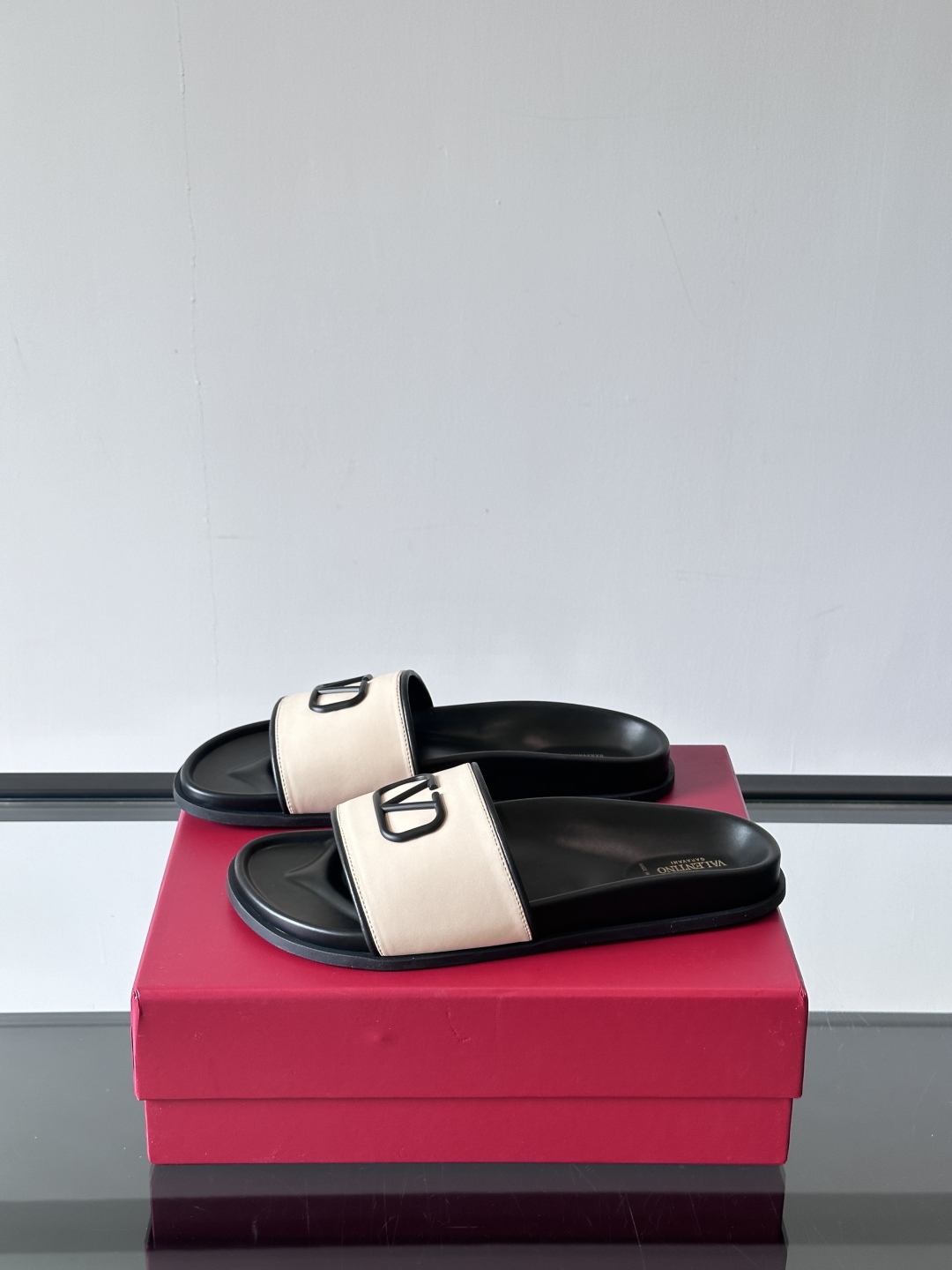  Valentino 华伦天奴官网同步最新款拖鞋🩴  实用又有质感·百搭适用任何场合、越看越有味道。纯手
