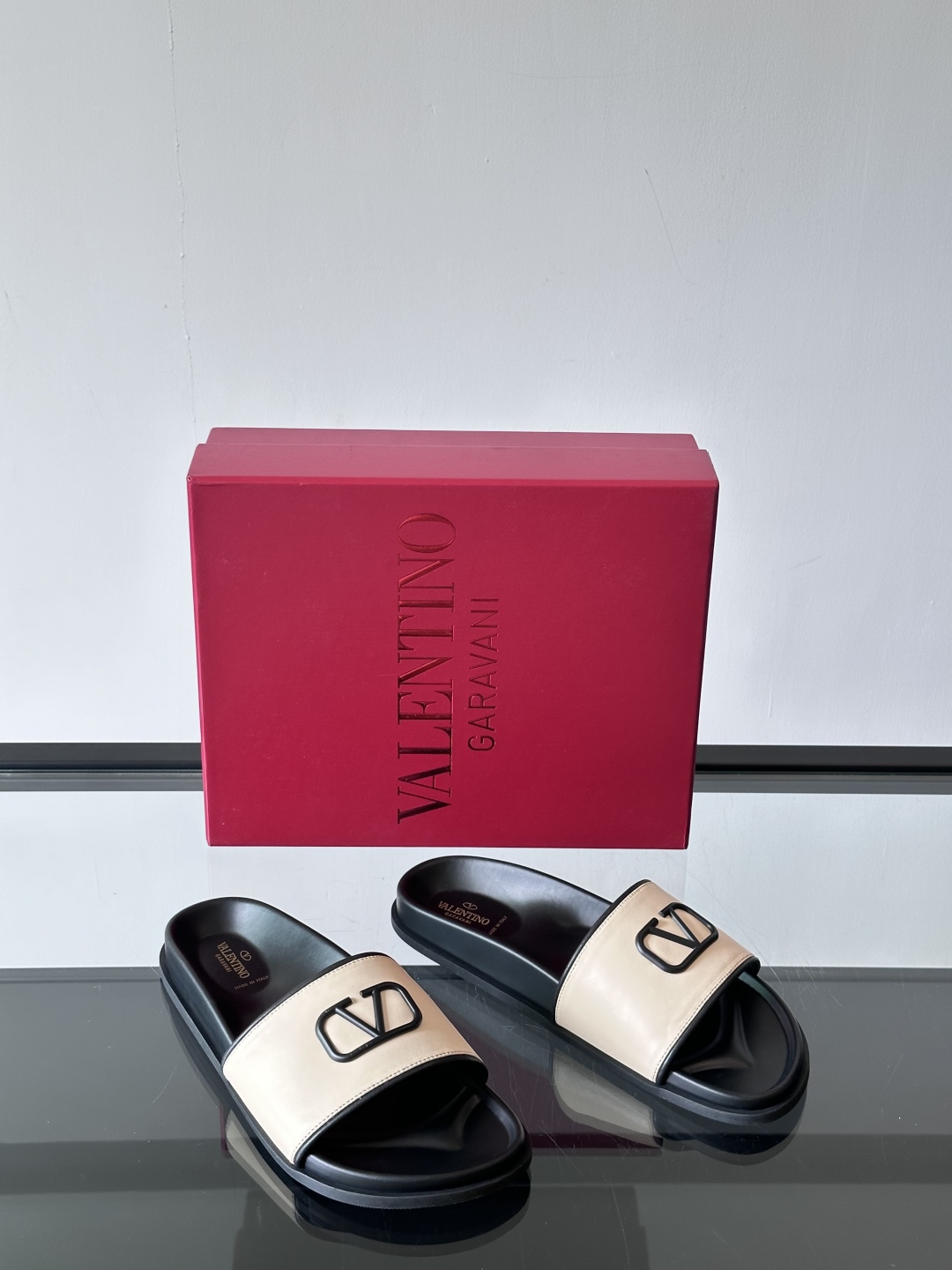  Valentino 华伦天奴官网同步最新款拖鞋🩴  实用又有质感·百搭适用任何场合、越看越有味道。纯手