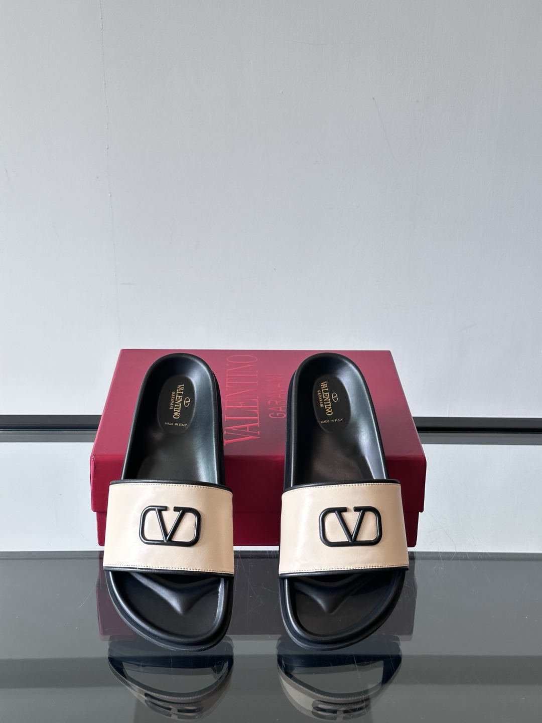  Valentino 华伦天奴官网同步最新款拖鞋🩴  实用又有质感·百搭适用任何场合、越看越有味道。纯手