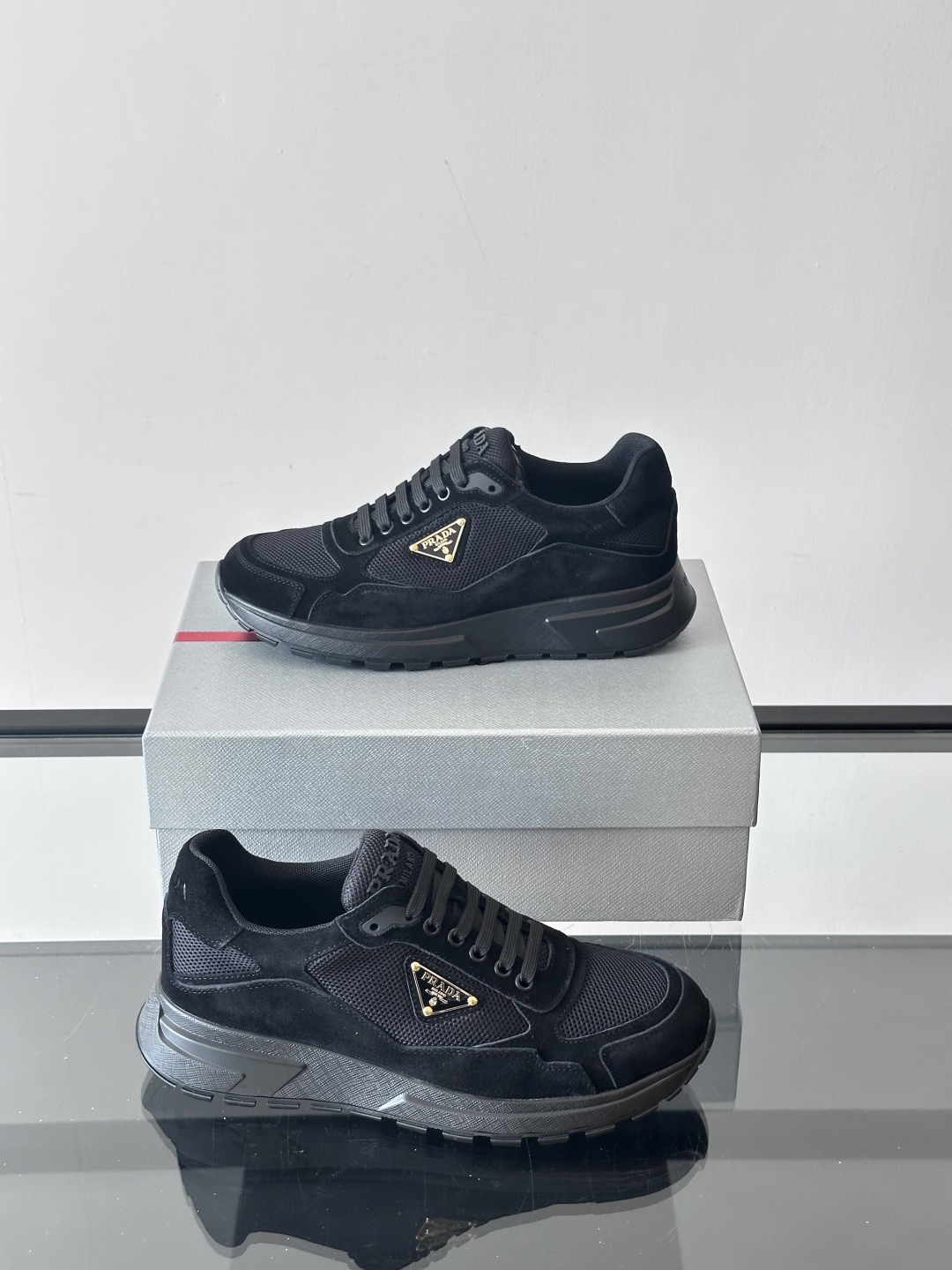 Prad*普拉达春夏新品男士高端运动鞋，这款运动鞋时尚百搭，简洁现代，融合运动风格和精致细节。选用进口牛