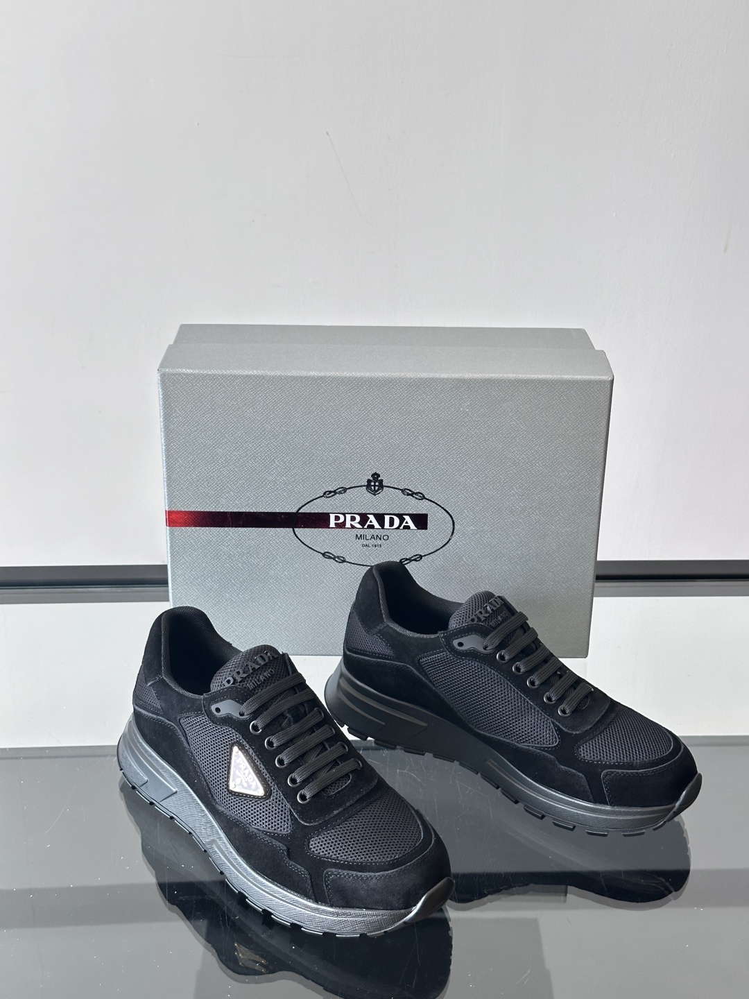 Prad*普拉达春夏新品男士高端运动鞋，这款运动鞋时尚百搭，简洁现代，融合运动风格和精致细节。选用进口牛