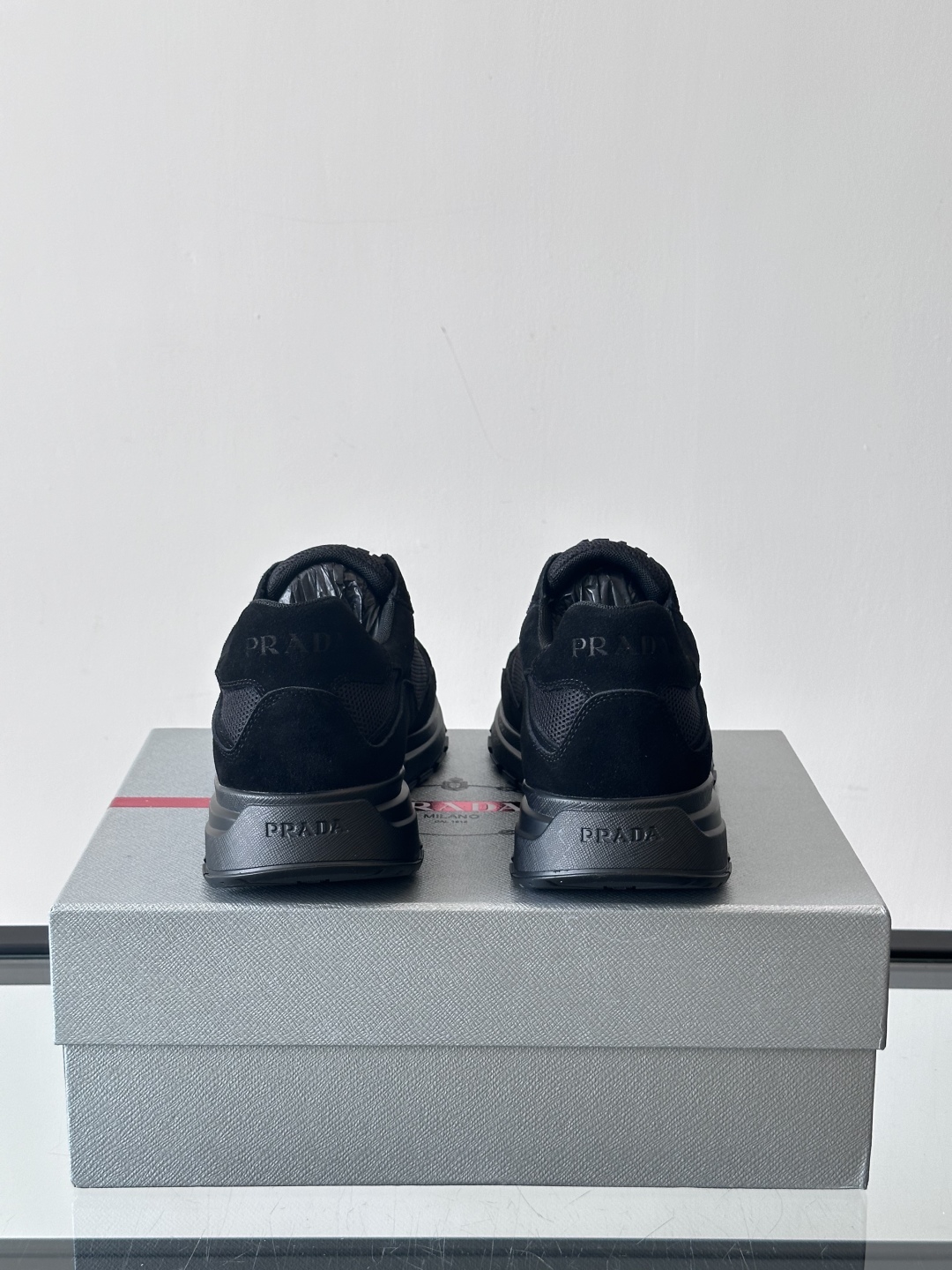 Prad*普拉达春夏新品男士高端运动鞋，这款运动鞋时尚百搭，简洁现代，融合运动风格和精致细节。选用进口牛