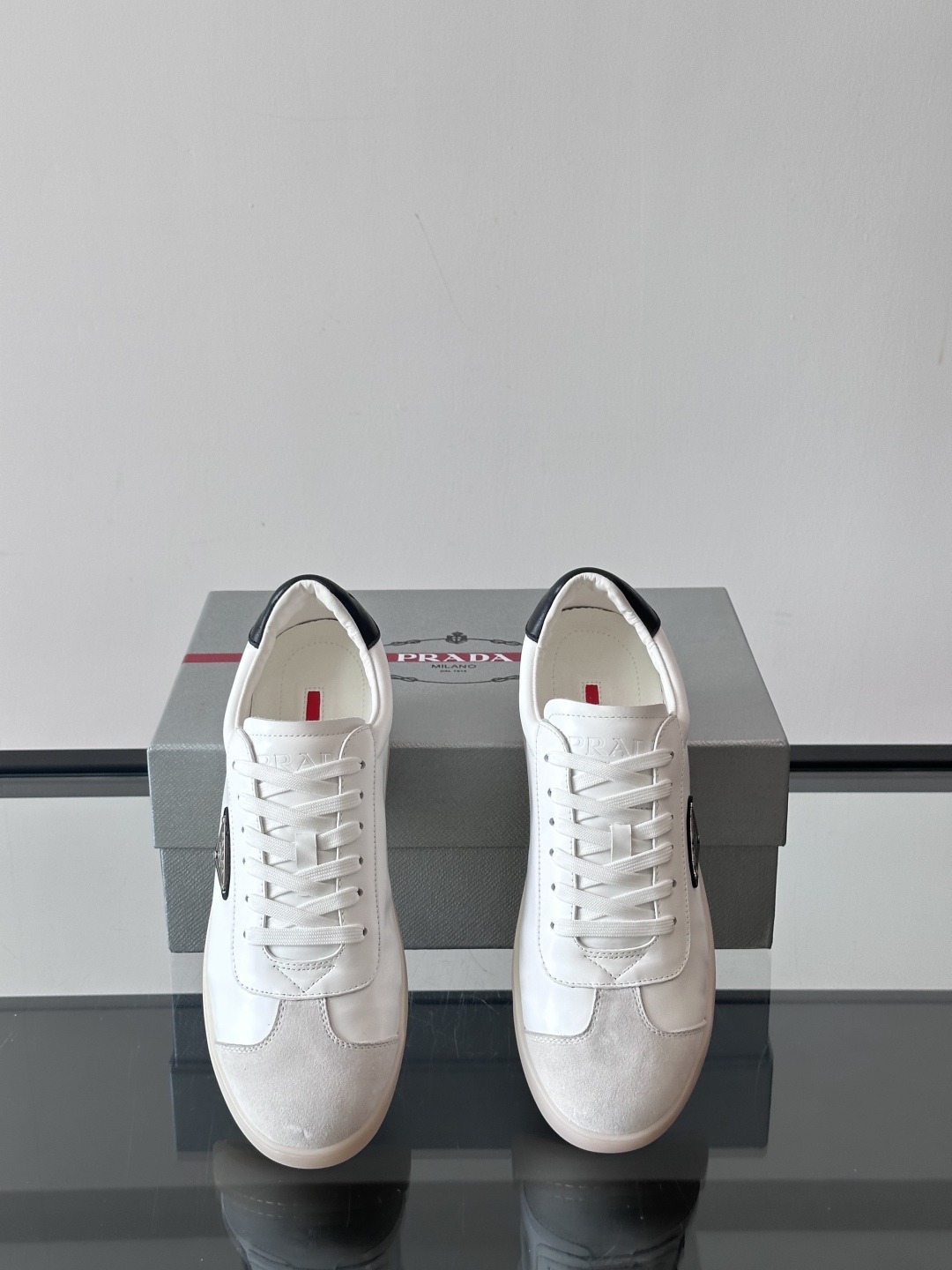 Prad*普拉达春夏新品男士高端运动鞋，这款运动鞋休闲百搭，选用头层牛皮打造，橡胶大底，脚感非常舒适，运