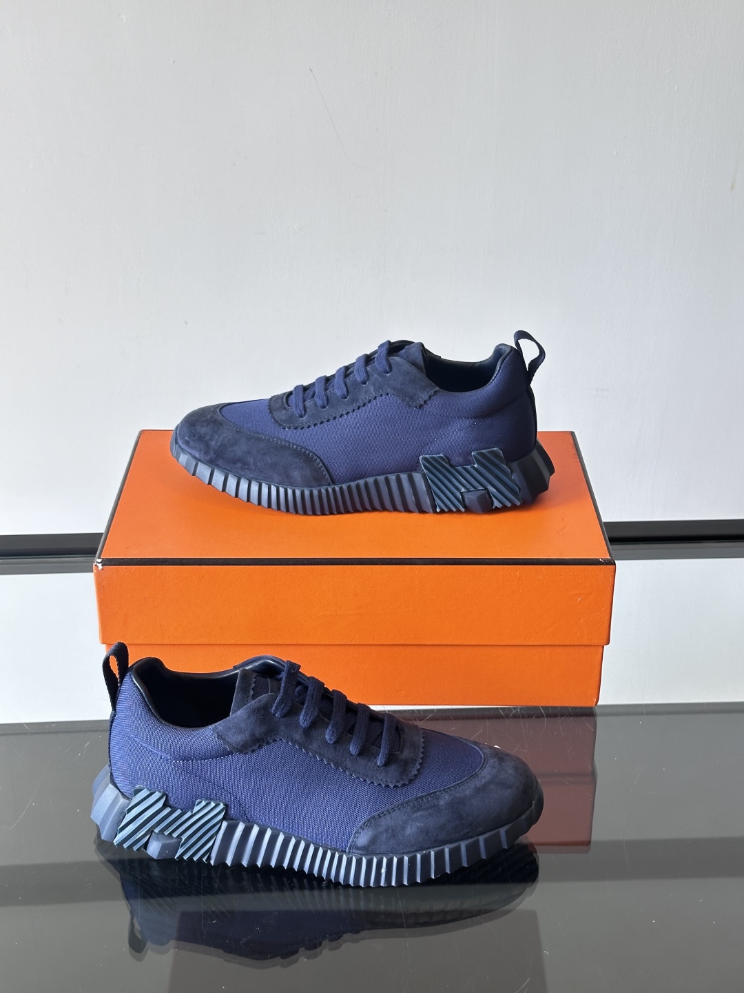 H爱马仕新款Bouncing运动鞋新款H家bouncing 运动鞋✔️
白色橡胶鞋底，侧后方有H字母lo