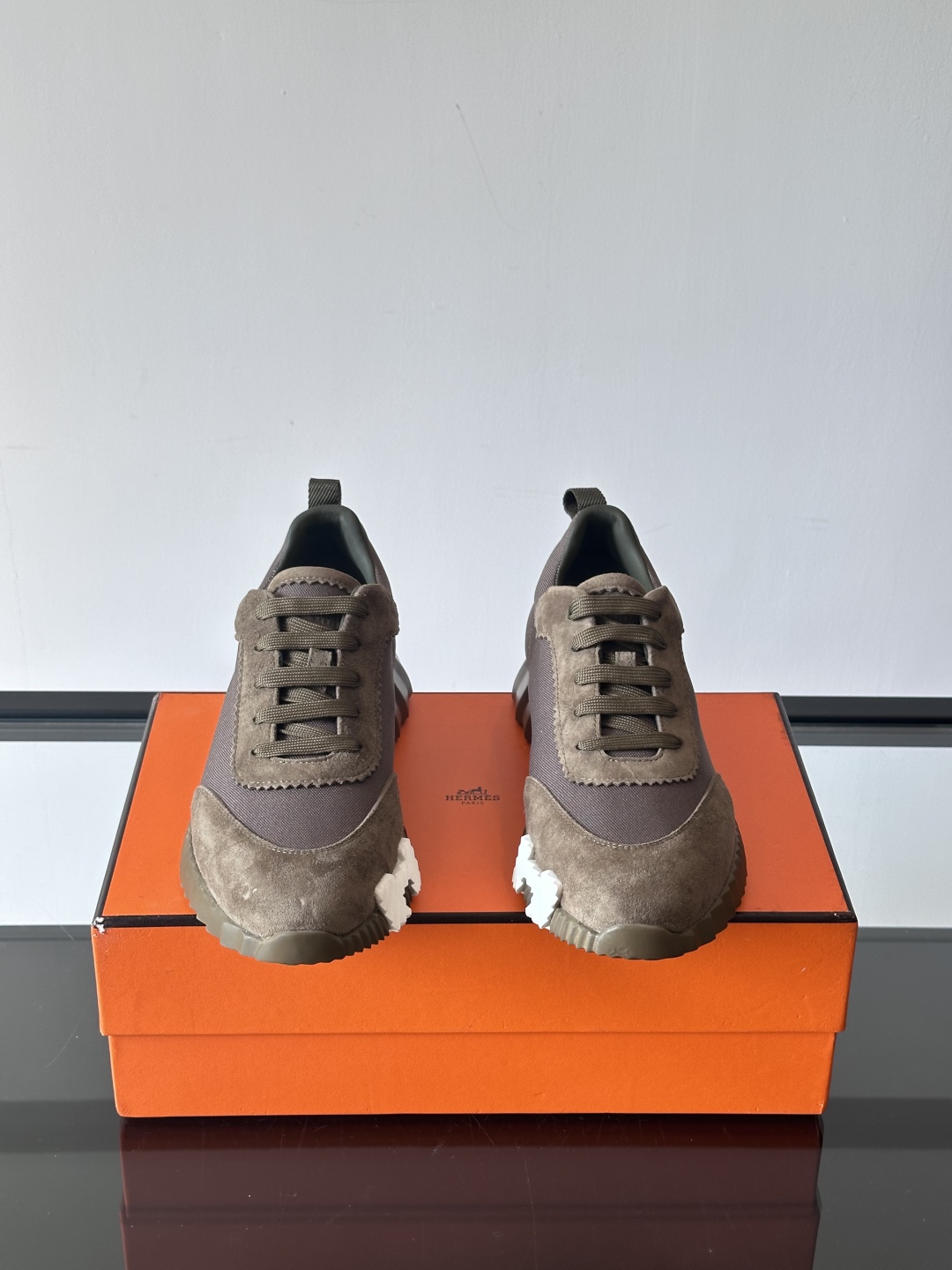 H爱马仕新款Bouncing运动鞋新款H家bouncing 运动鞋✔️
白色橡胶鞋底，侧后方有H字母lo
