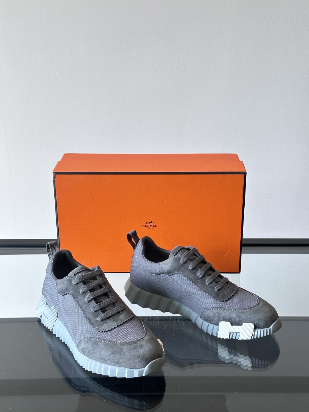 H爱马仕新款Bouncing运动鞋新款H家bouncing 运动鞋✔️
白色橡胶鞋底，侧后方有H字母lo