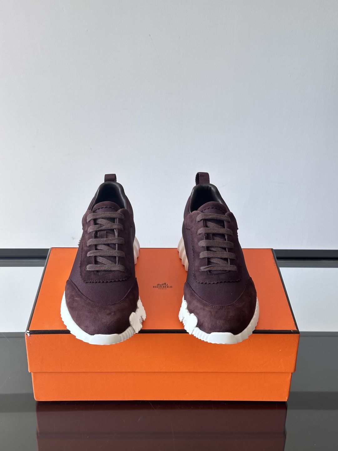 H爱马仕新款Bouncing运动鞋新款H家bouncing 运动鞋✔️
白色橡胶鞋底，侧后方有H字母lo