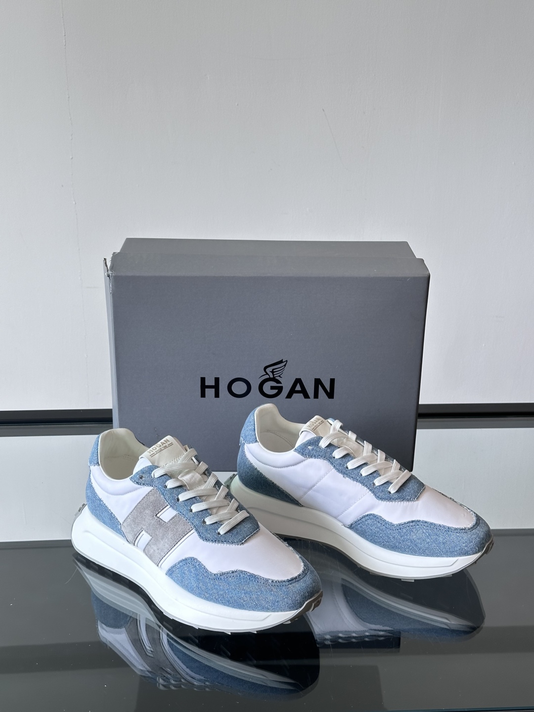 HOGAN男款飞艇鞋👟这一次全新的“飞;艇鞋”亮相了，超级轻，超级软，踩在棉花上的感觉，很难不爱呀 HO