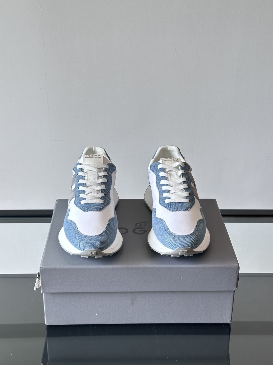 HOGAN男款飞艇鞋👟这一次全新的“飞;艇鞋”亮相了，超级轻，超级软，踩在棉花上的感觉，很难不爱呀 HO