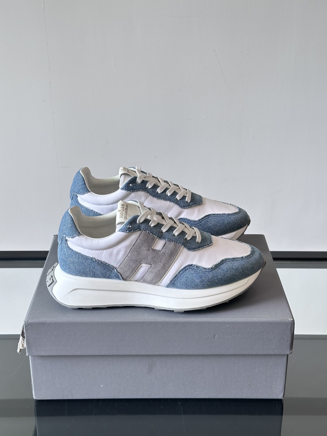 HOGAN男款飞艇鞋👟这一次全新的“飞;艇鞋”亮相了，超级轻，超级软，踩在棉花上的感觉，很难不爱呀 HO