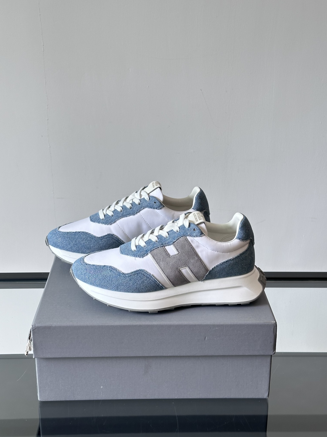 HOGAN男款飞艇鞋👟这一次全新的“飞;艇鞋”亮相了，超级轻，超级软，踩在棉花上的感觉，很难不爱呀 HO