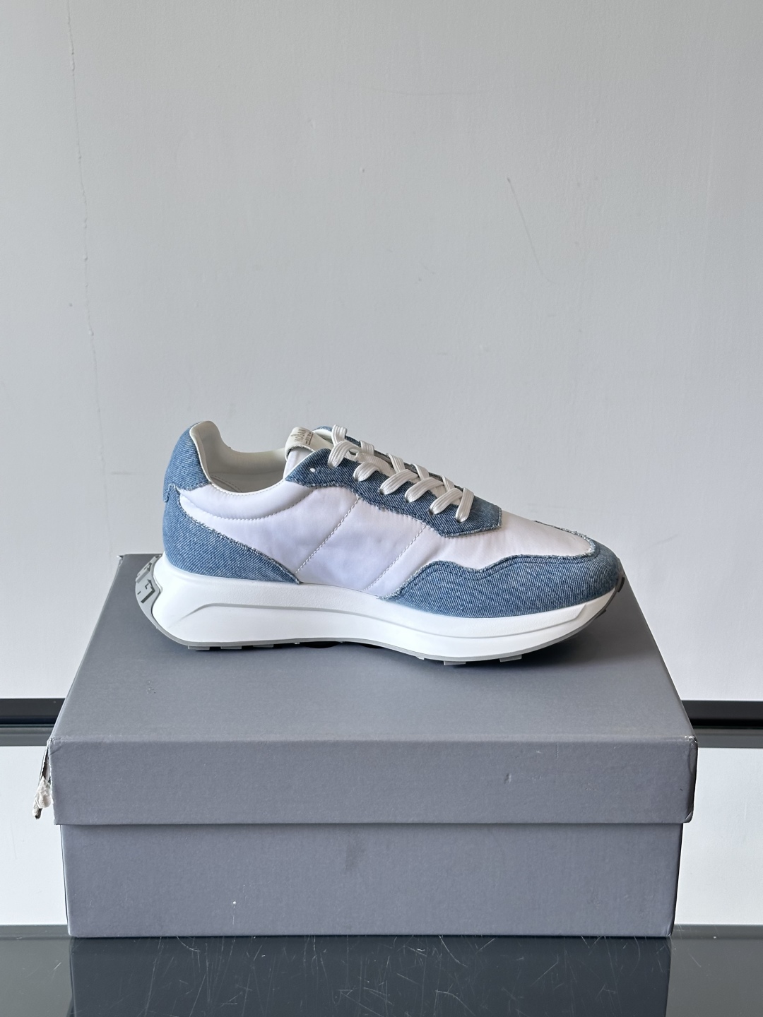 HOGAN男款飞艇鞋👟这一次全新的“飞;艇鞋”亮相了，超级轻，超级软，踩在棉花上的感觉，很难不爱呀 HO
