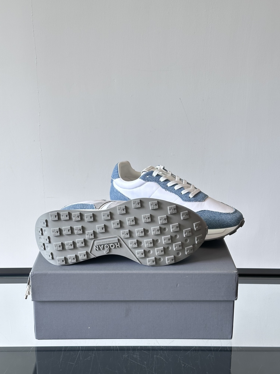 HOGAN男款飞艇鞋👟这一次全新的“飞;艇鞋”亮相了，超级轻，超级软，踩在棉花上的感觉，很难不爱呀 HO