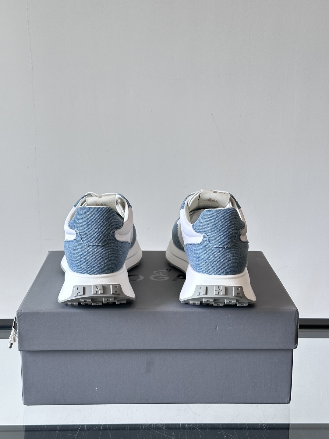 HOGAN男款飞艇鞋👟这一次全新的“飞;艇鞋”亮相了，超级轻，超级软，踩在棉花上的感觉，很难不爱呀 HO
