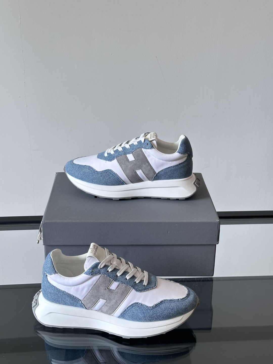 HOGAN男款飞艇鞋👟这一次全新的“飞;艇鞋”亮相了，超级轻，超级软，踩在棉花上的感觉，很难不爱呀 HO